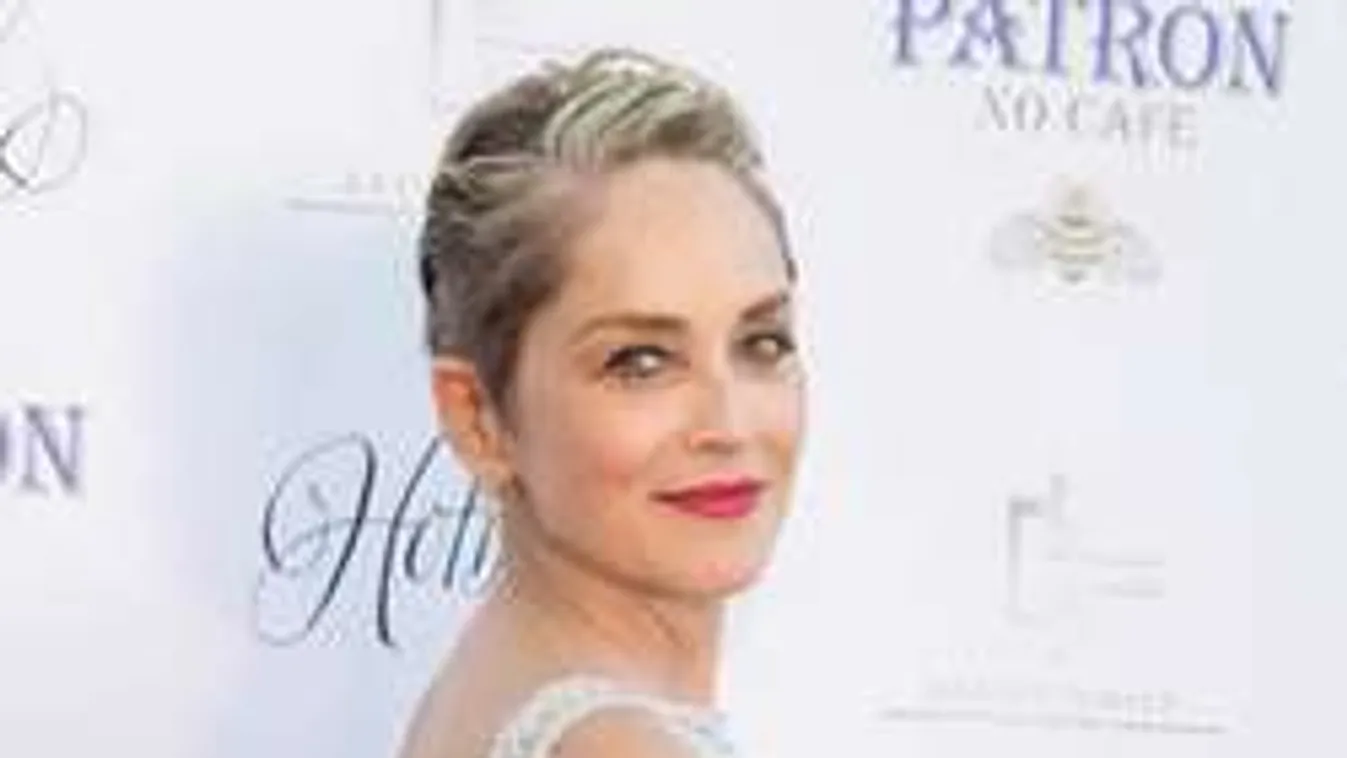 Kínos: Álló mellbimbót villantott az 58 éves színésznő!