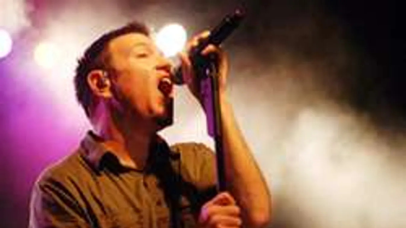 Ijesztő baleset: Koncert közben esett össze a világhírű énekes!