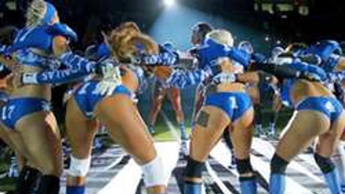 Fehérneműben estek egymásnak a megvadult csajok - Videó