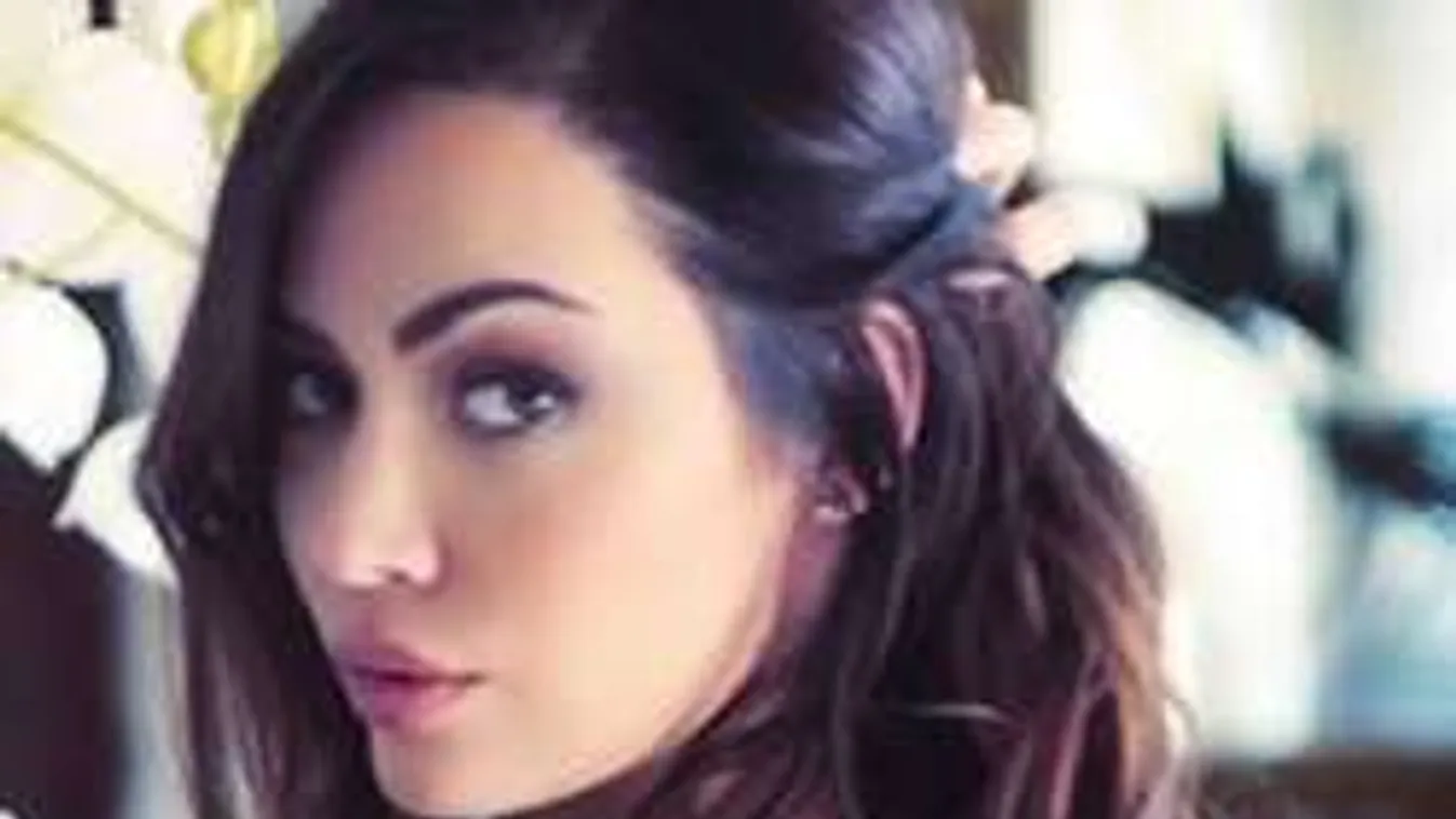 Hoppá: Ágaskodó mellbimbóval szelfizett a dögös magyar modell!