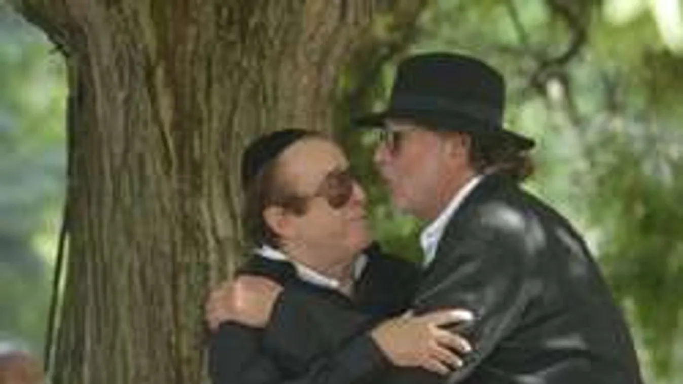 Megható volt a napokban elhunyt LGT-legenda utolsó ölelése