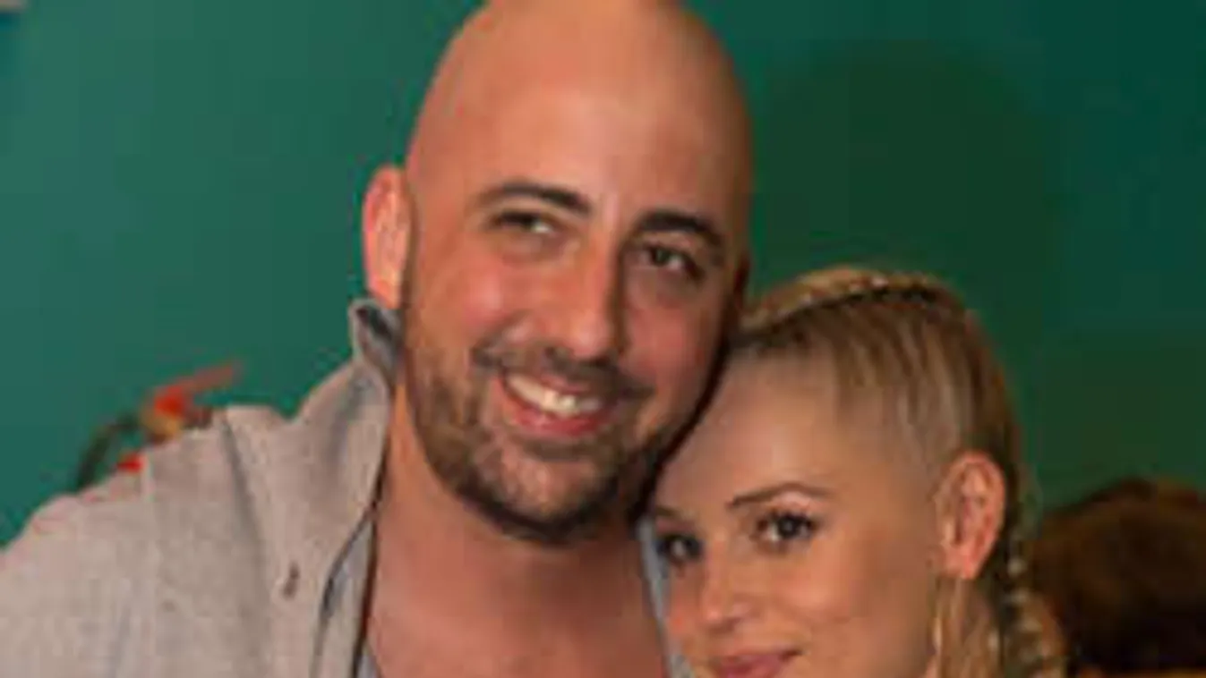 Árulkodó fotók: Már a Szigeten is magányosan bulizott Iszak Eszter!