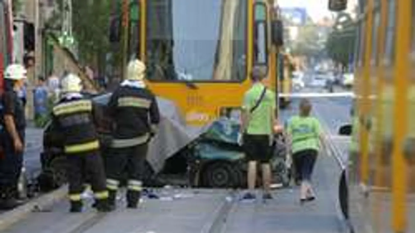 Villamos és autó ütközött! Még küzdenek az utas életéért