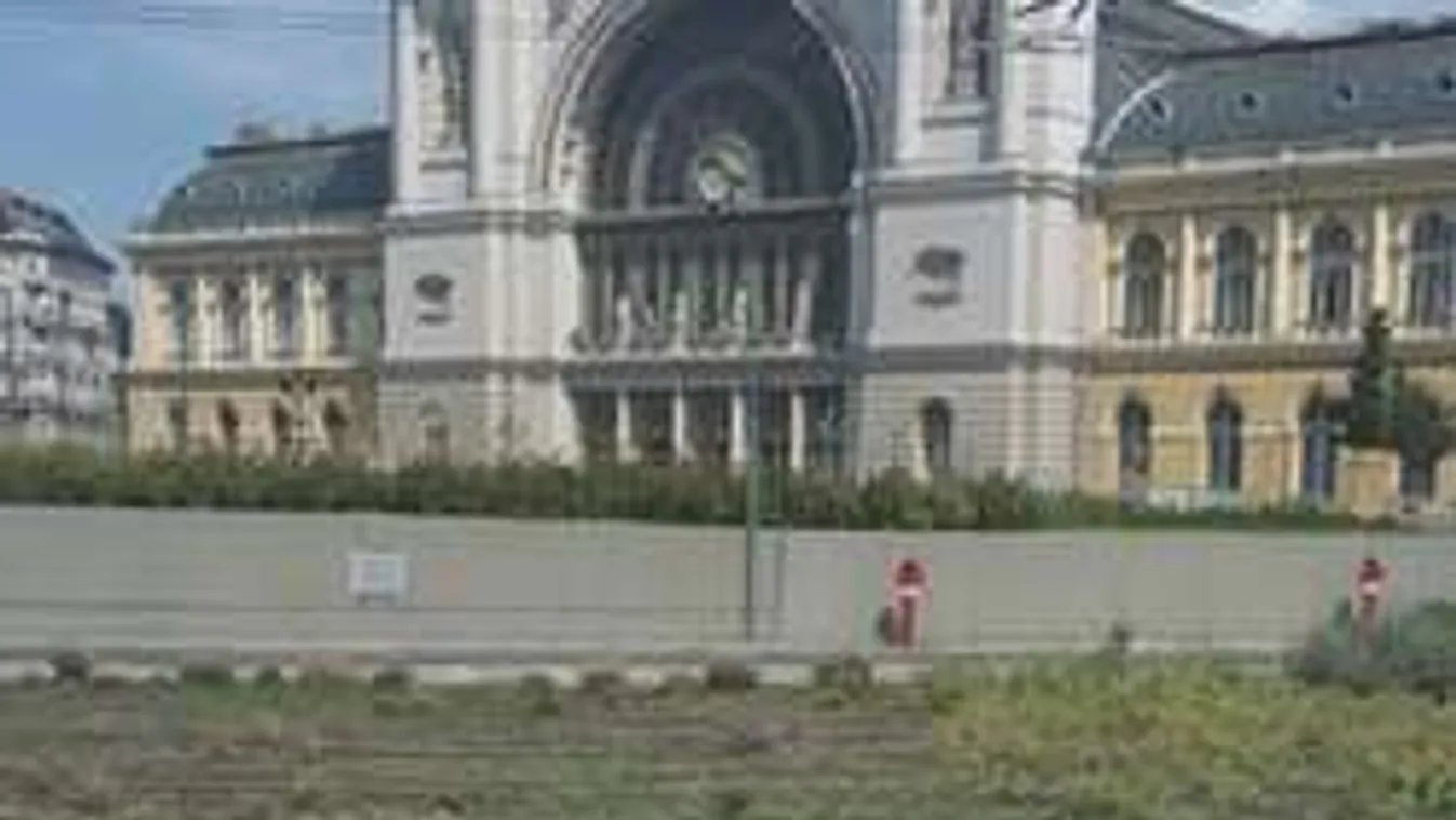 Fű nő az új térkőből a Keletinél - de ki vágja le?