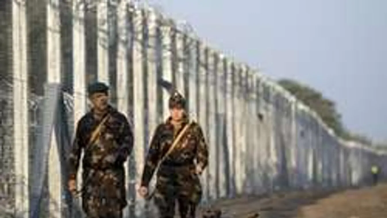 Kerítésre aggatott zombi fejekkel ijesztik el a migránsokat a határnál