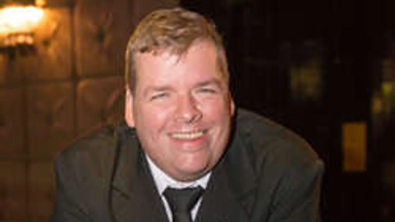 Ilyet még nem láttál: Csokipapíron hirdeti magát az magyar politikus