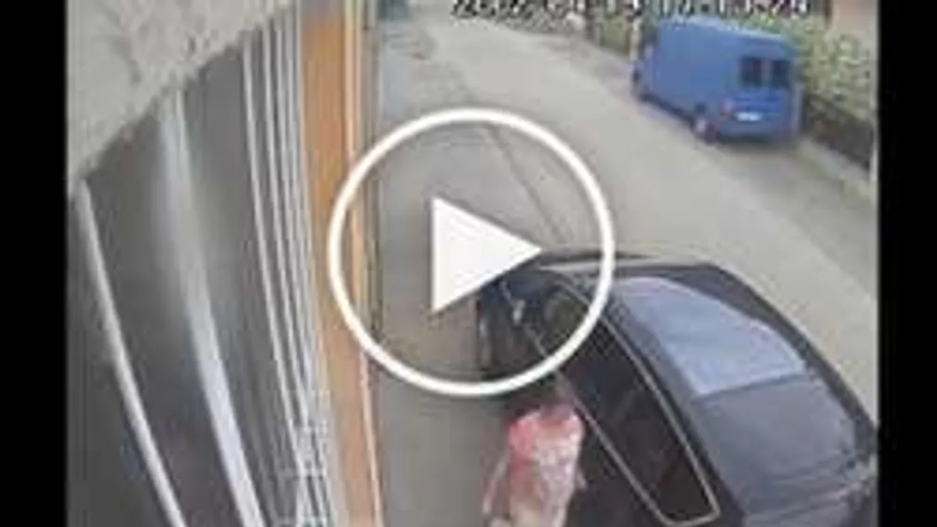 Kulccsal karcolta végig az autót!