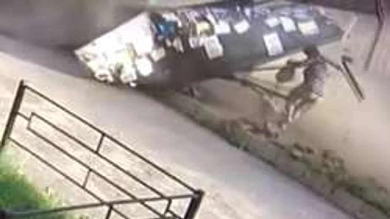 Sokkoló felvétel! Egy busz majdnem kilapította a megállóban álló nőt