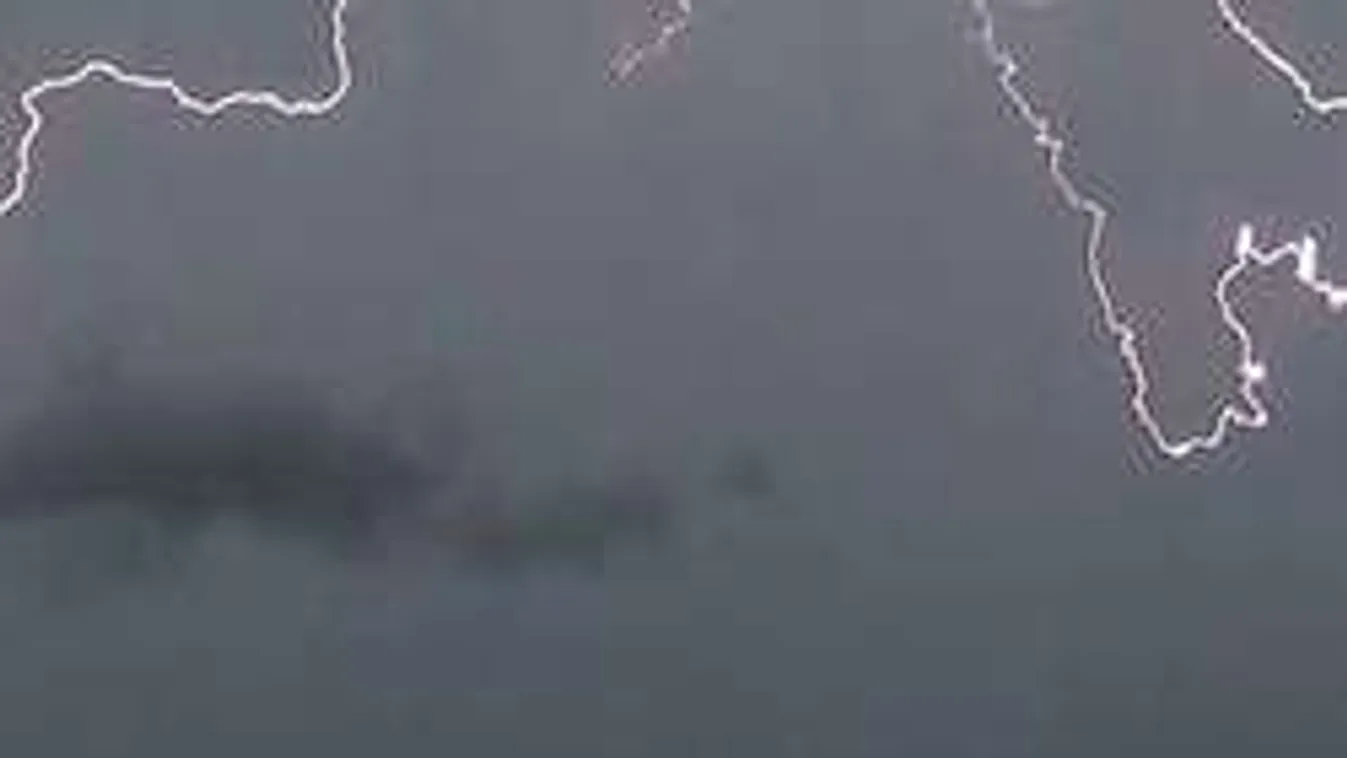 Bizarr formájú villám hasított végig az égen