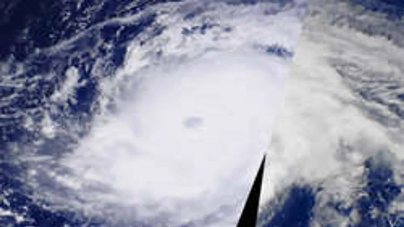 Európa felé vette az irányt a brutális hurrikán! - videó
