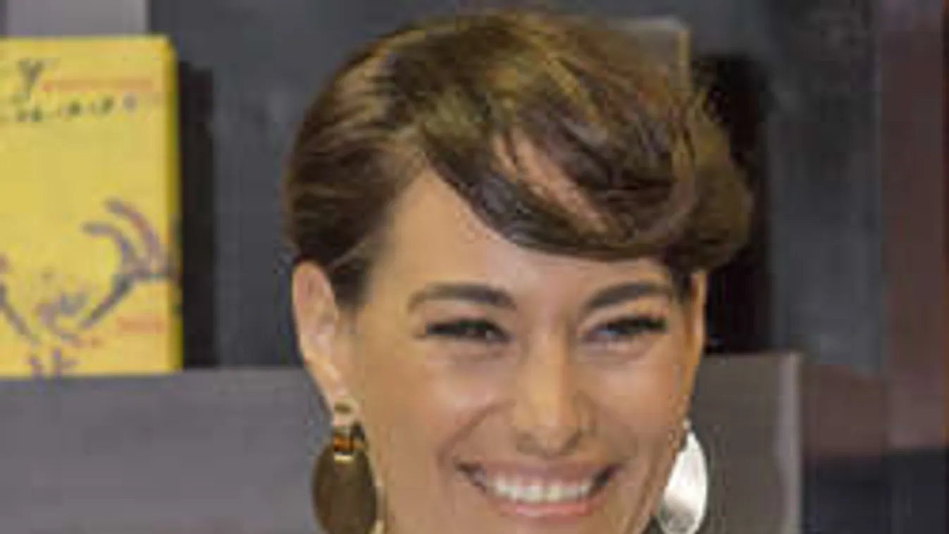 Sosem látott képek kerültek elő két népszerű magyar énekesről