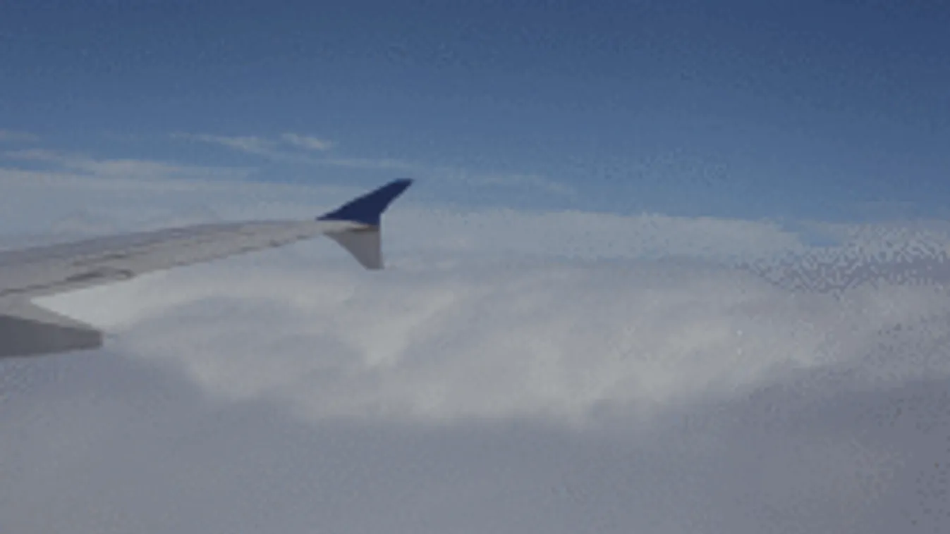 Szöknél a rossz idő elől a nyárba? Így éld túl a hosszú repülőutat!