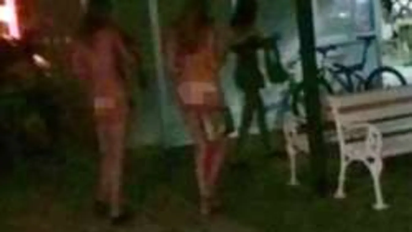 Õrület: Anyaszült meztelenül vacsorázott a két dögös turista! - Fotók