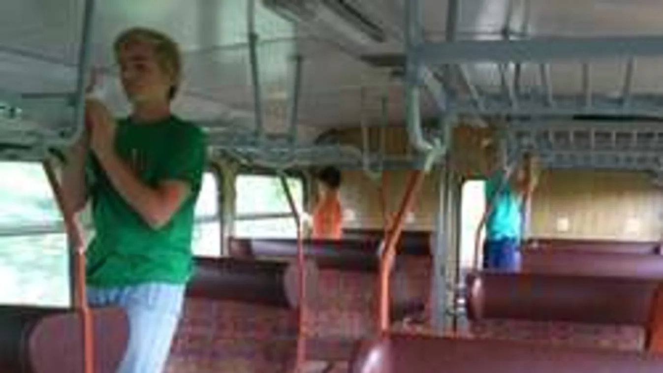 Ez nagyon cuki! Utazás közben pucolták ki a vonatot!