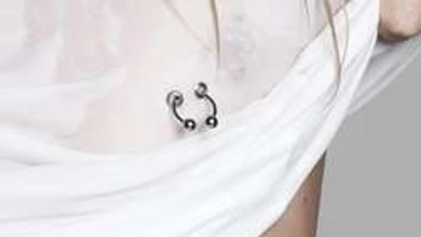 Bizarr: mellbimbó piercingben járnak az utcán a nők