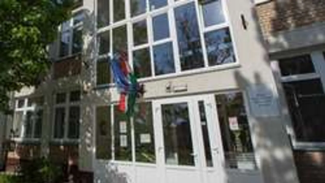 Még ilyet: betört a menzára a magyar tini, hogy felfaljon mindent