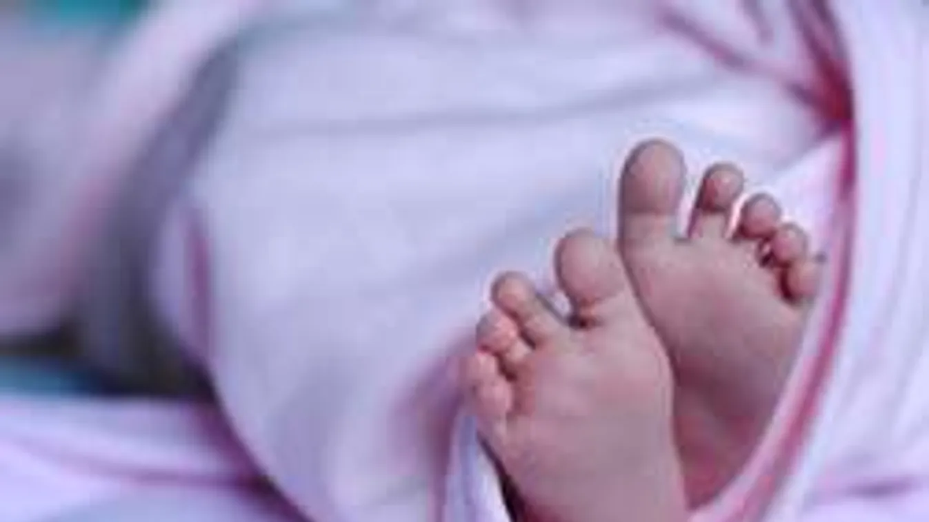 Kocsiban szült meg az énekes felesége