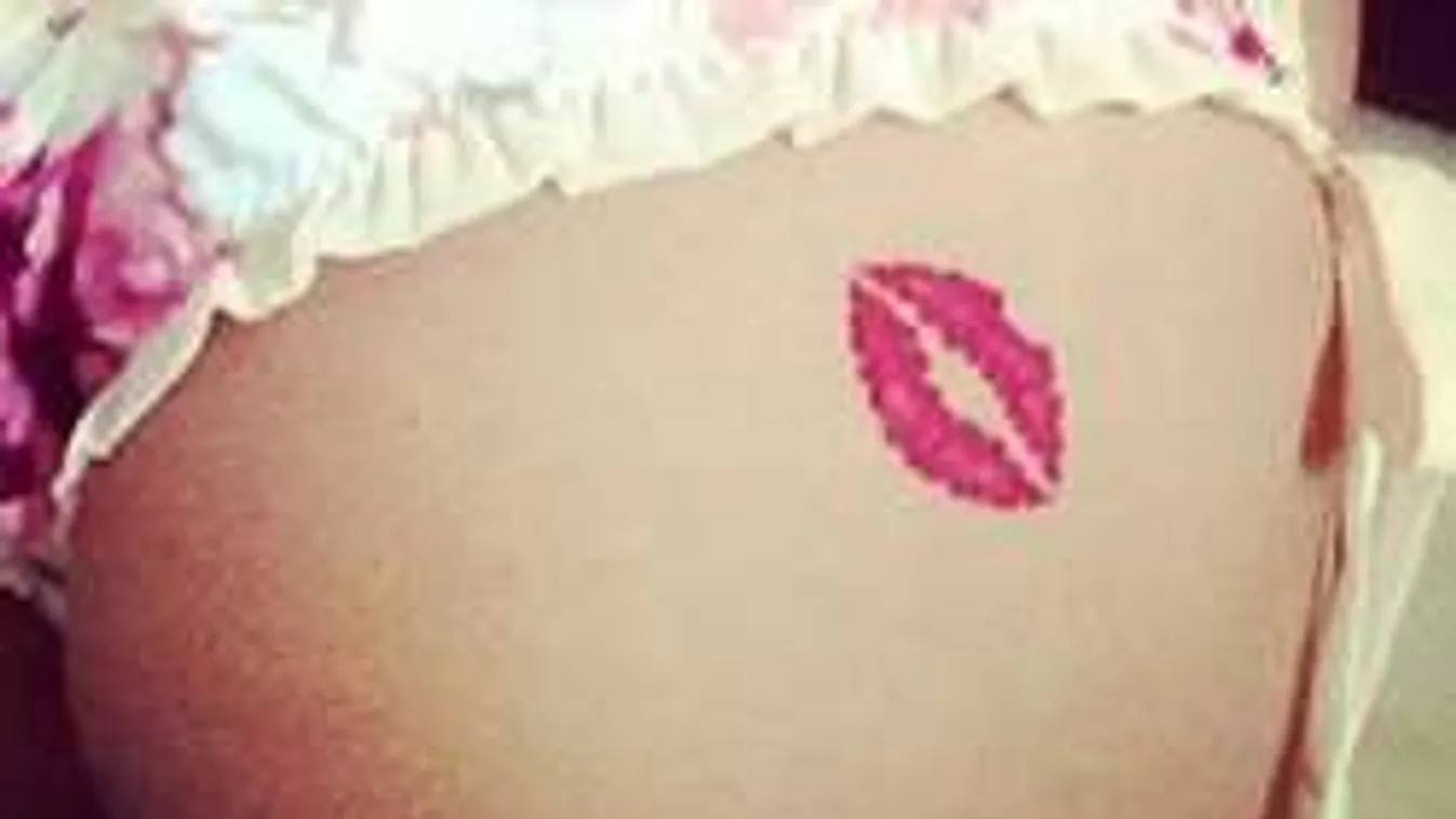 Az utca közepén csókolgatták egymás fenekét a formás brazil csajok  - Galéria