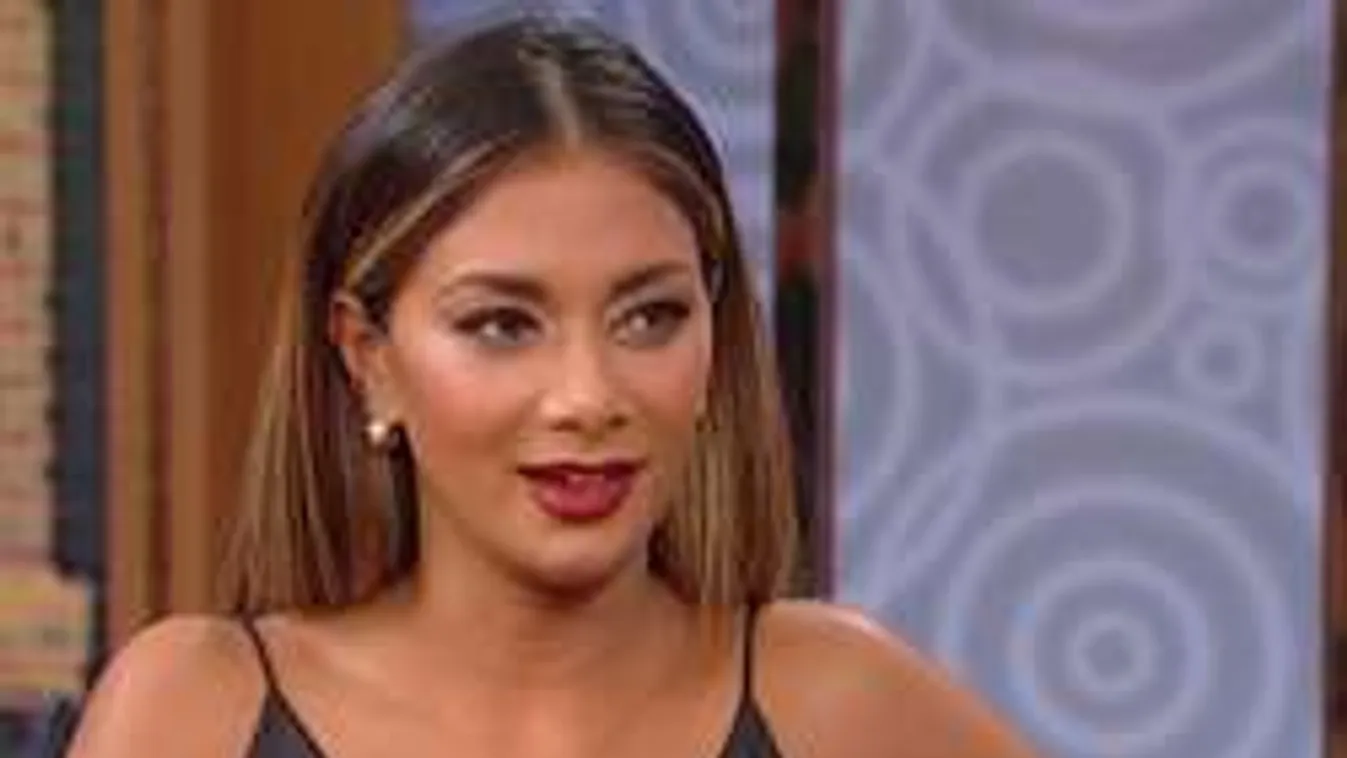 Kit érdekel a tenger, mikor nézhetjük az énekesnő tökéletes kebleit is