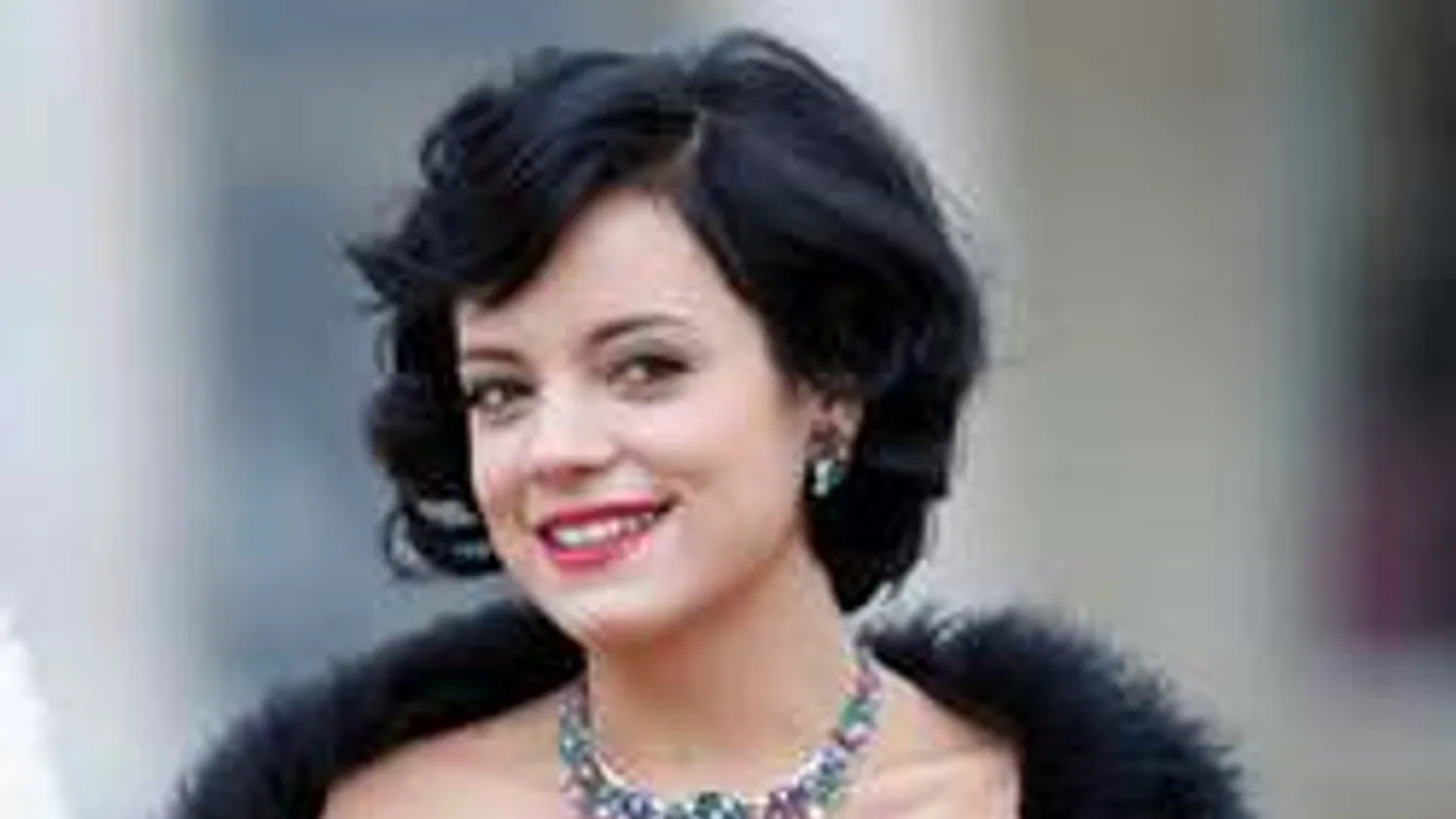 Összeesett a dögös világsztár a vérfürdővé vált fesztiválon!