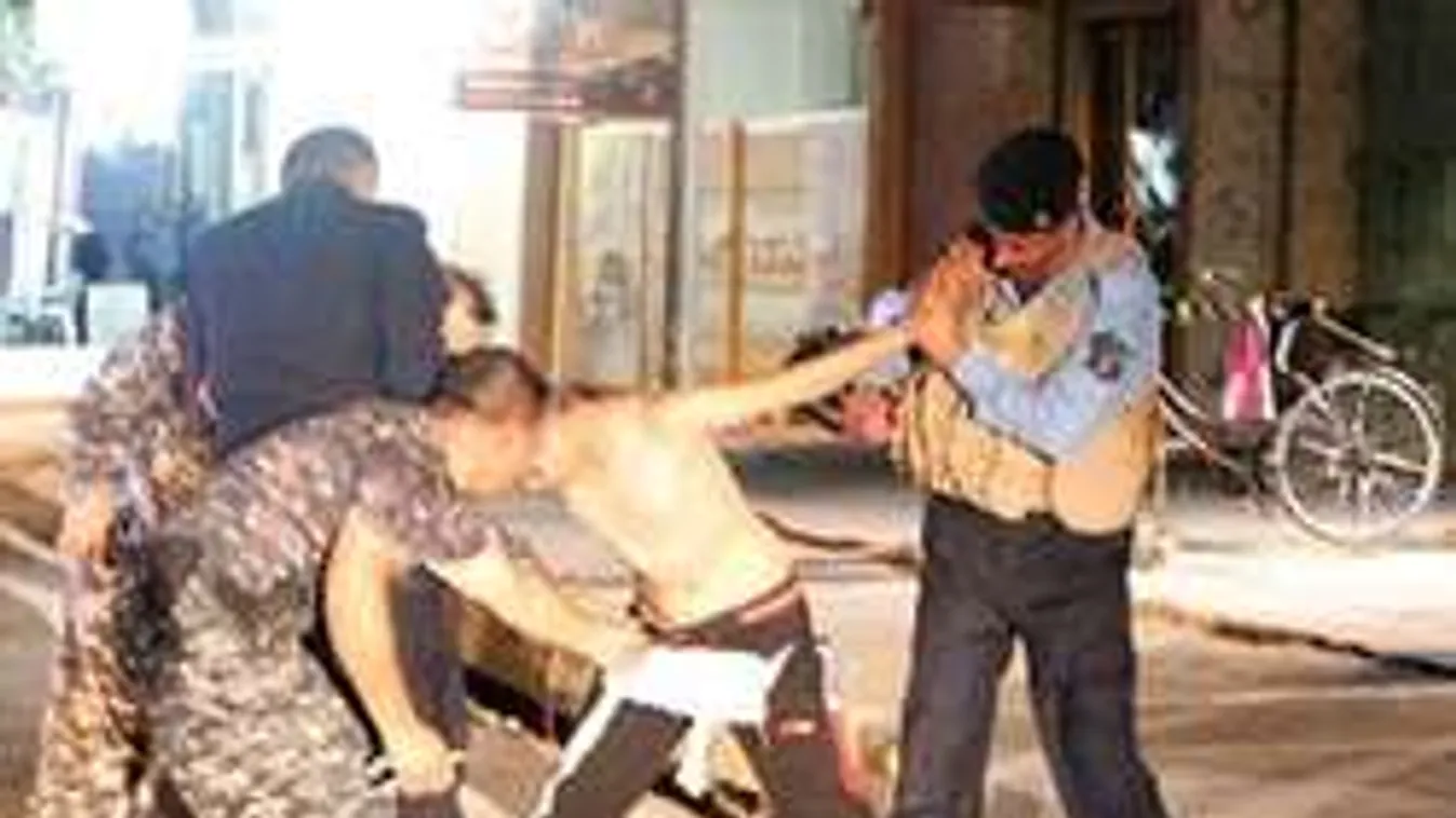 Messi-mezben gyilkolt volna a tini: bombaövet szedtek le róla - videó!