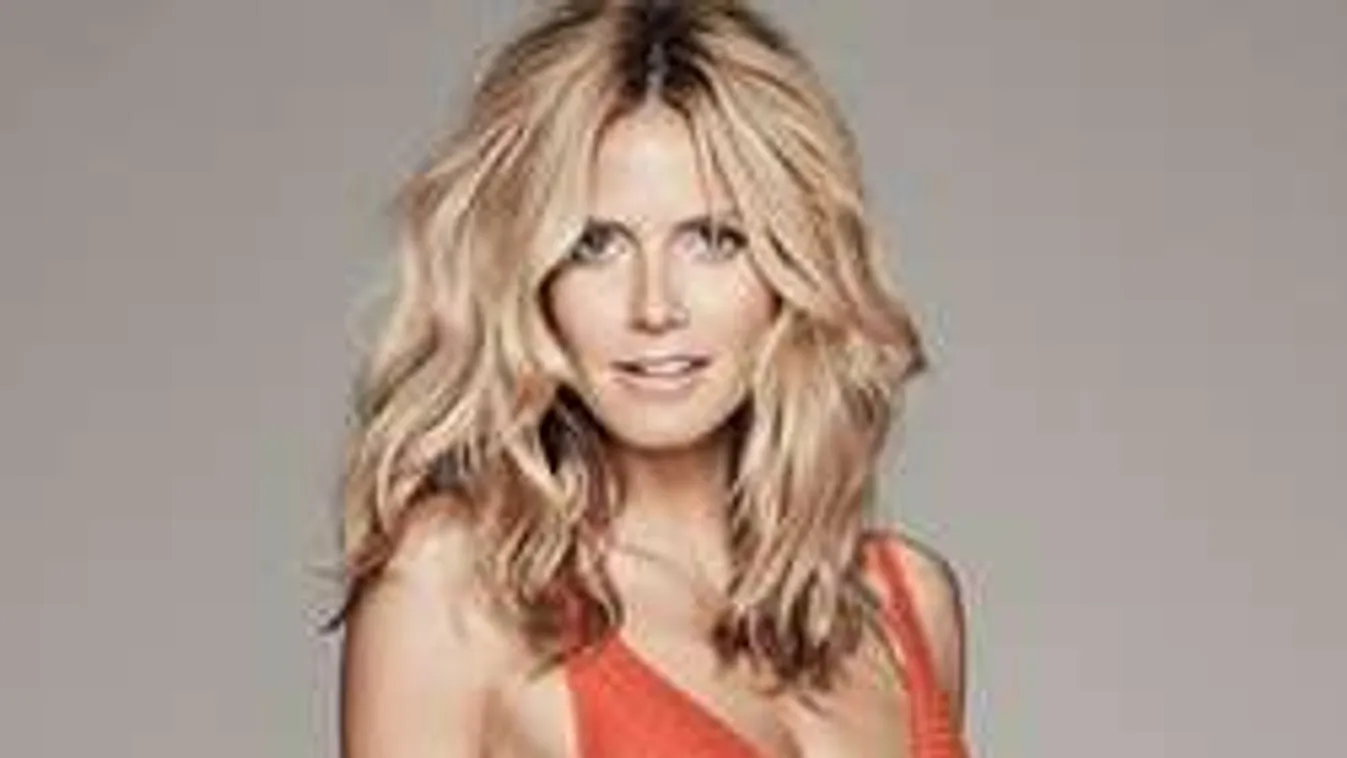 Topless élvezi a nyarat a híres modell