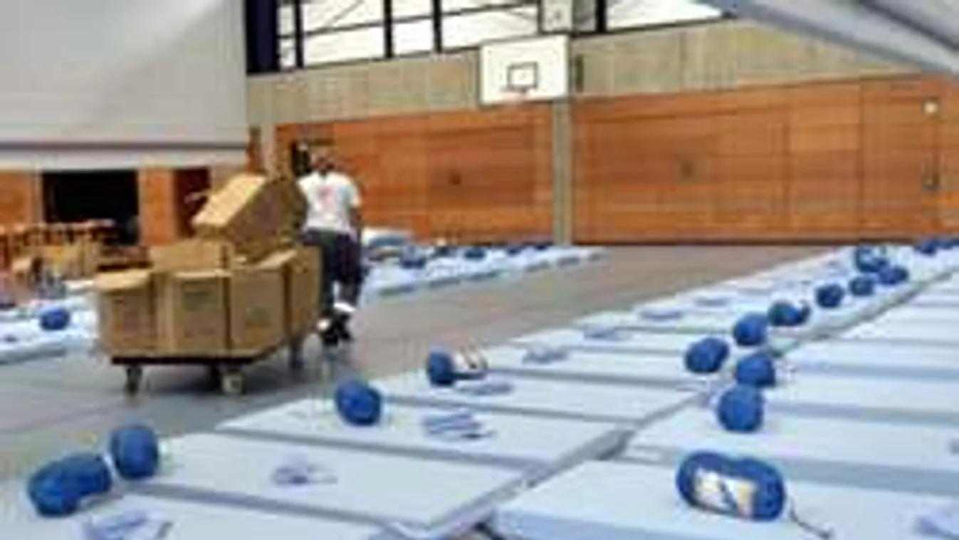 Kezdődik a suli, de még migránsok vannak a tornateremben