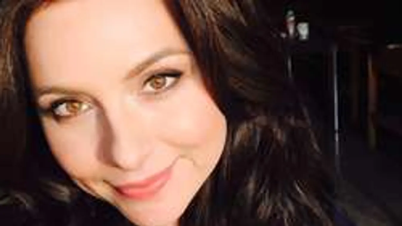 Erotikus pózban italozott a magyar énekesnő!