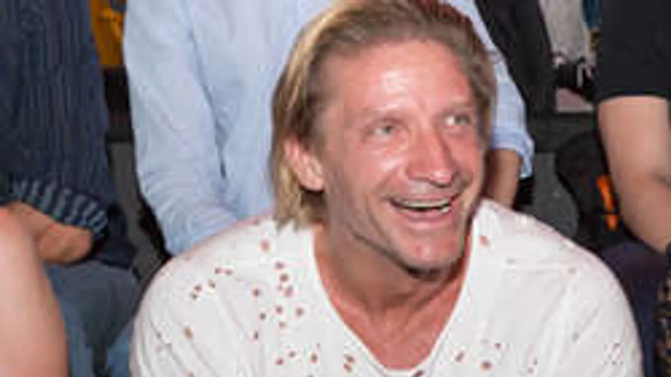 Lánya barátnőinek udvarolna a válófélben levő magyar sztár