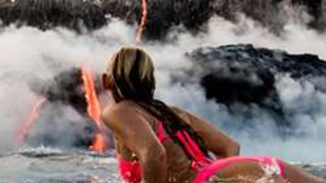 Elképesztő: Bikinis szexbomba úszott ki az izzó vulkánból!
