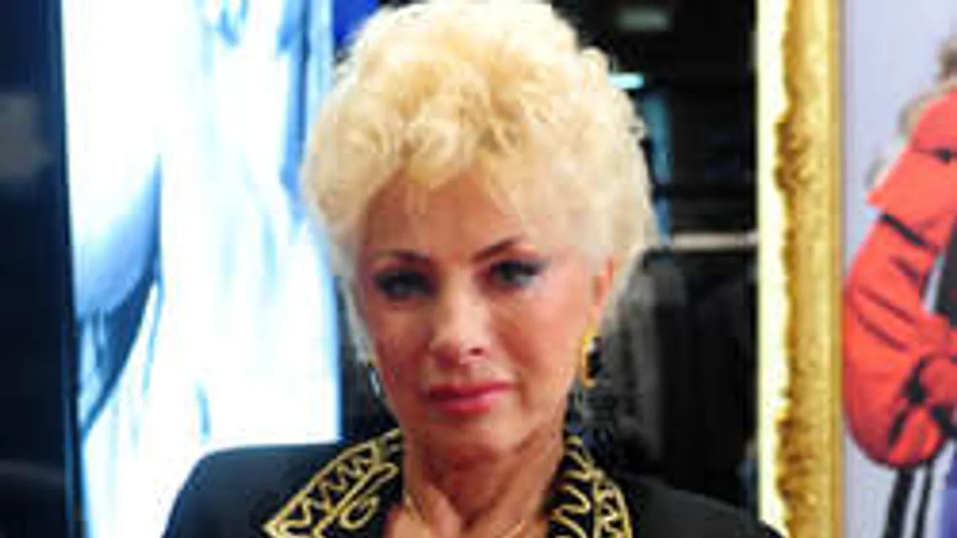 Orvosi konzílium! Fél éve nem gyógyul meg Medveczky Ilona törött keze!