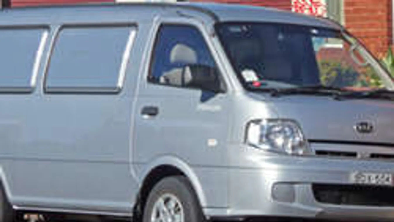 Te jó ég! 18 migráns került elő ebből az autóból a magyar határnál