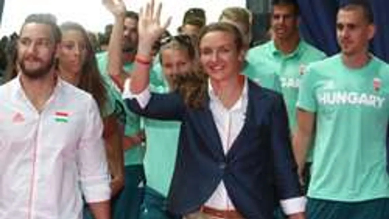 Különös ruhacsere: miért öltöztek át Hosszú Katinkáék a repülőn?