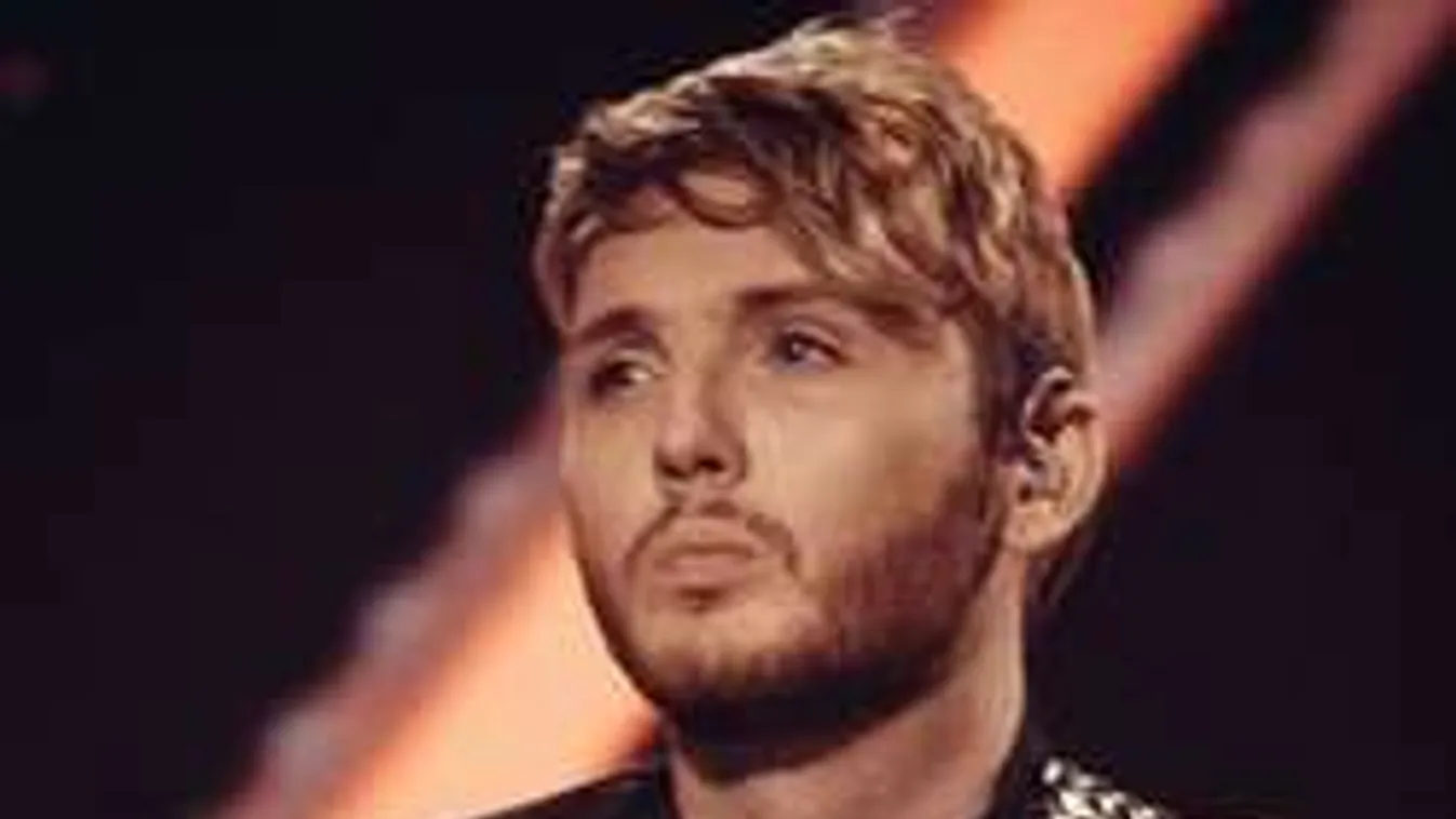 Bulizás közben támadtak rá a szívtipró énekesre, kórházba került!