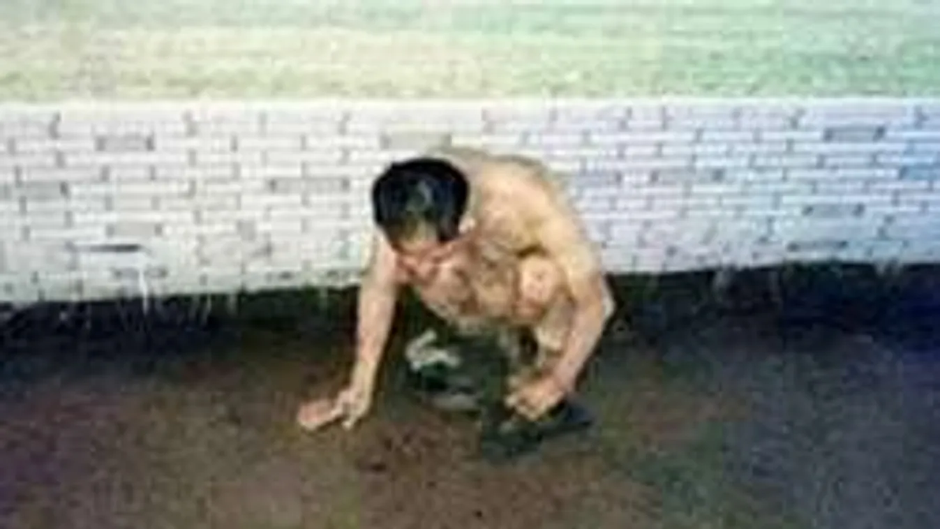 Levetkőztettek és megaláztak egy tanárt a dühös szülők!