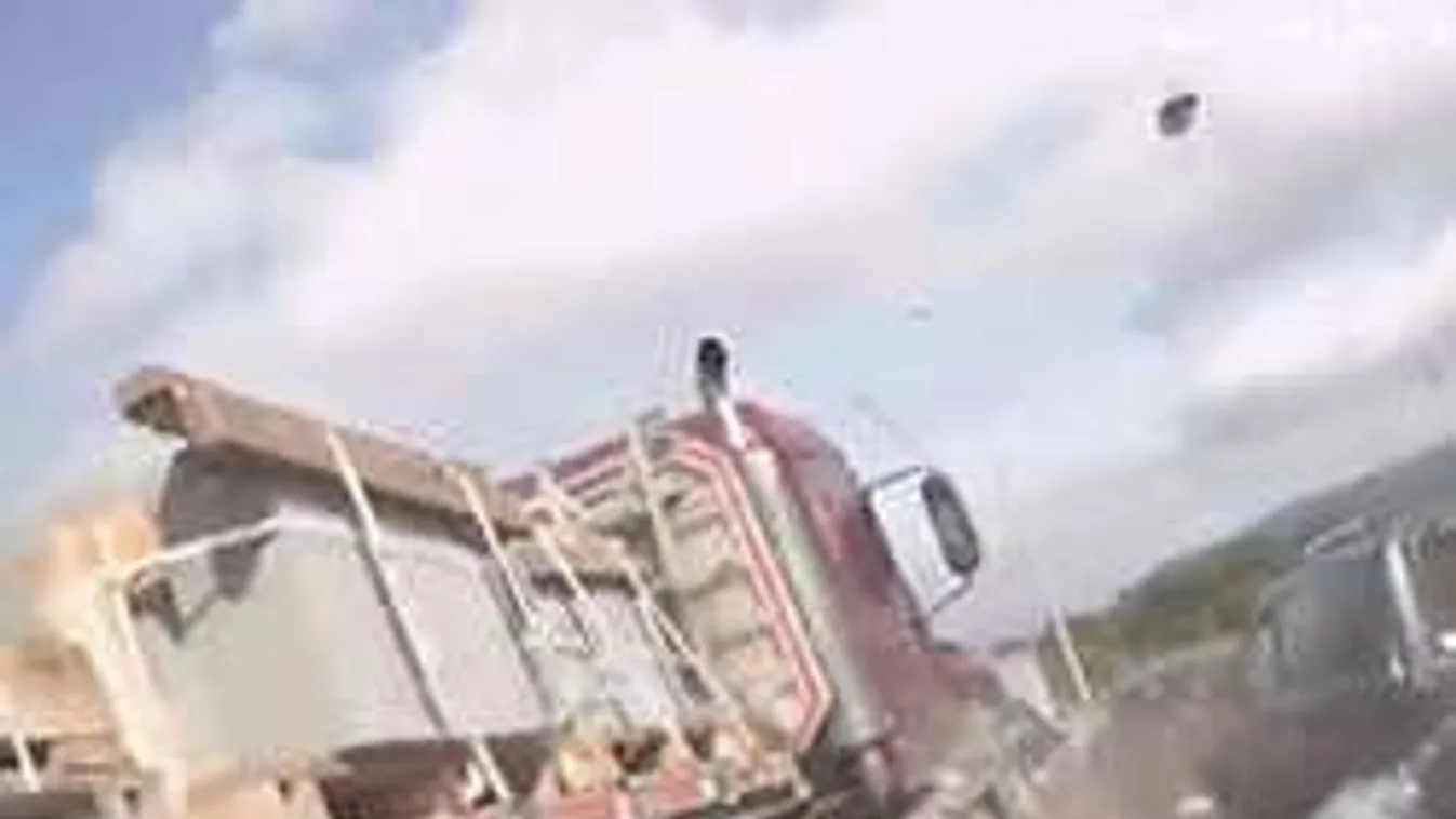Nem működött a fék, tíz autót nyomott össze a kamion! - videó