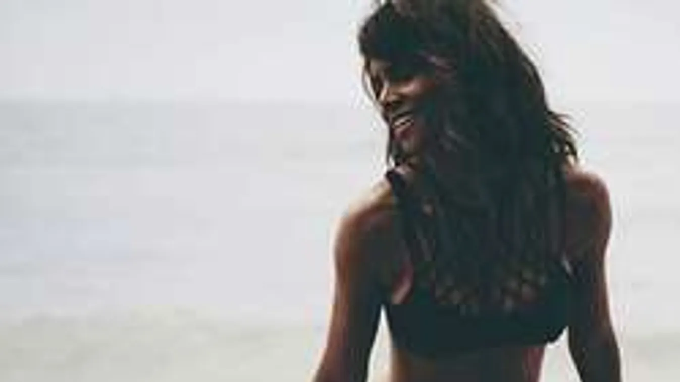 Fehérnemű nélkül lépett be az 50-be a dögös színésznő