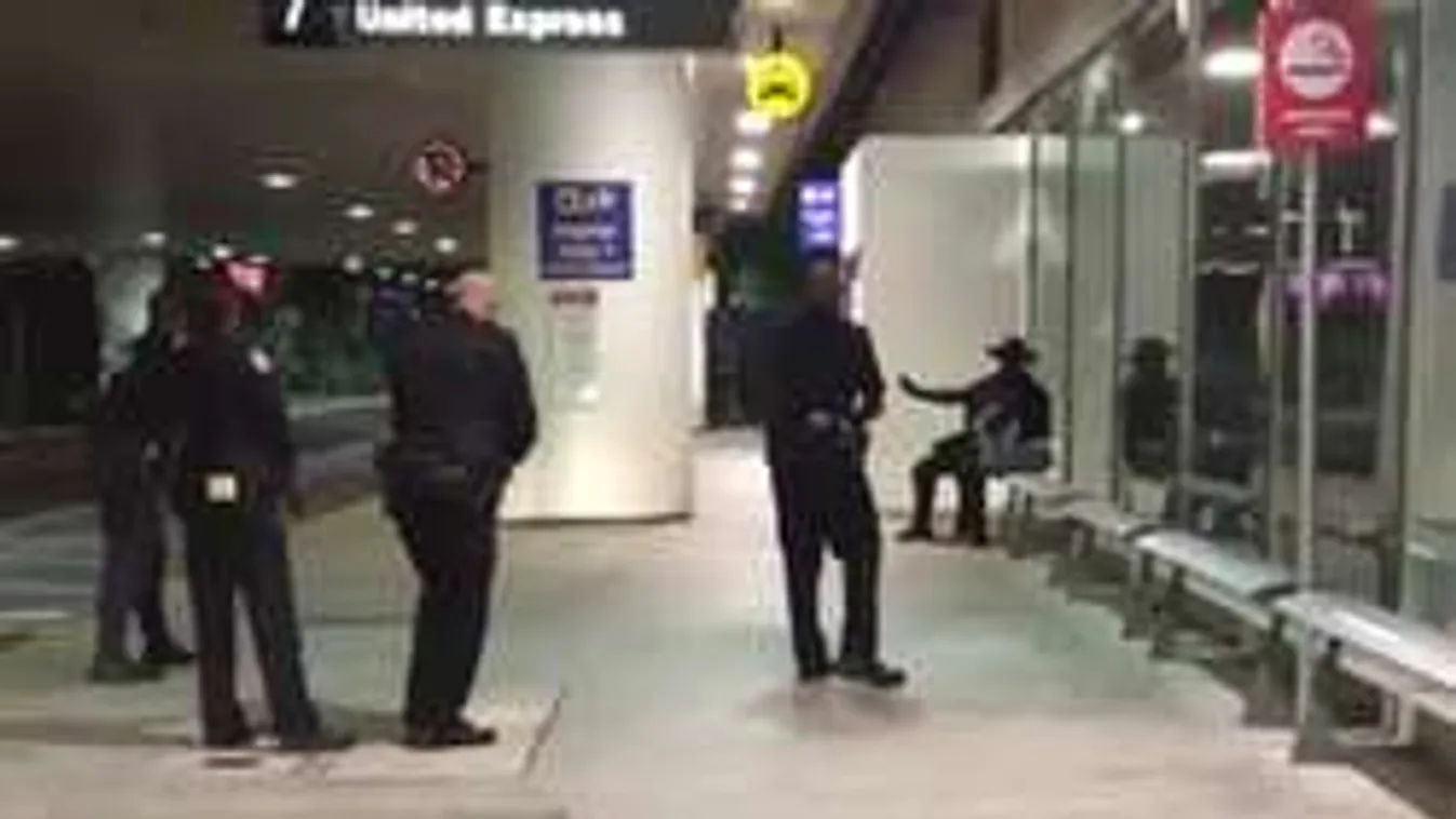 Zorrónak öltözött férfi okozott káoszt a Los Angeles-i reptéren