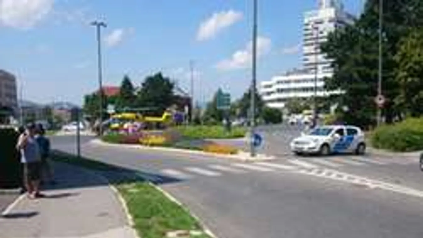 Hiába a leszállópálya! A mentőhelikopter csak az út közepén landolhat