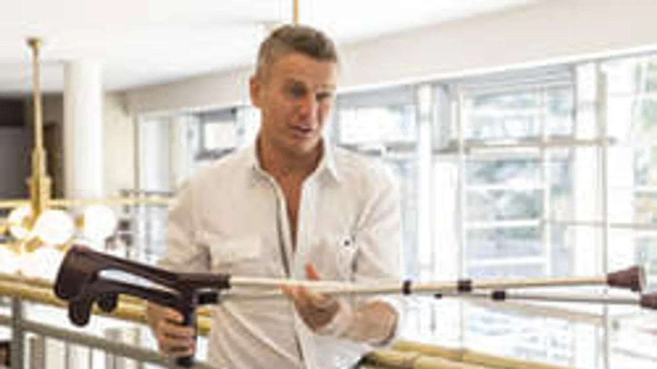 Jaj! Rövidebb lett Rékasi Károly lába!