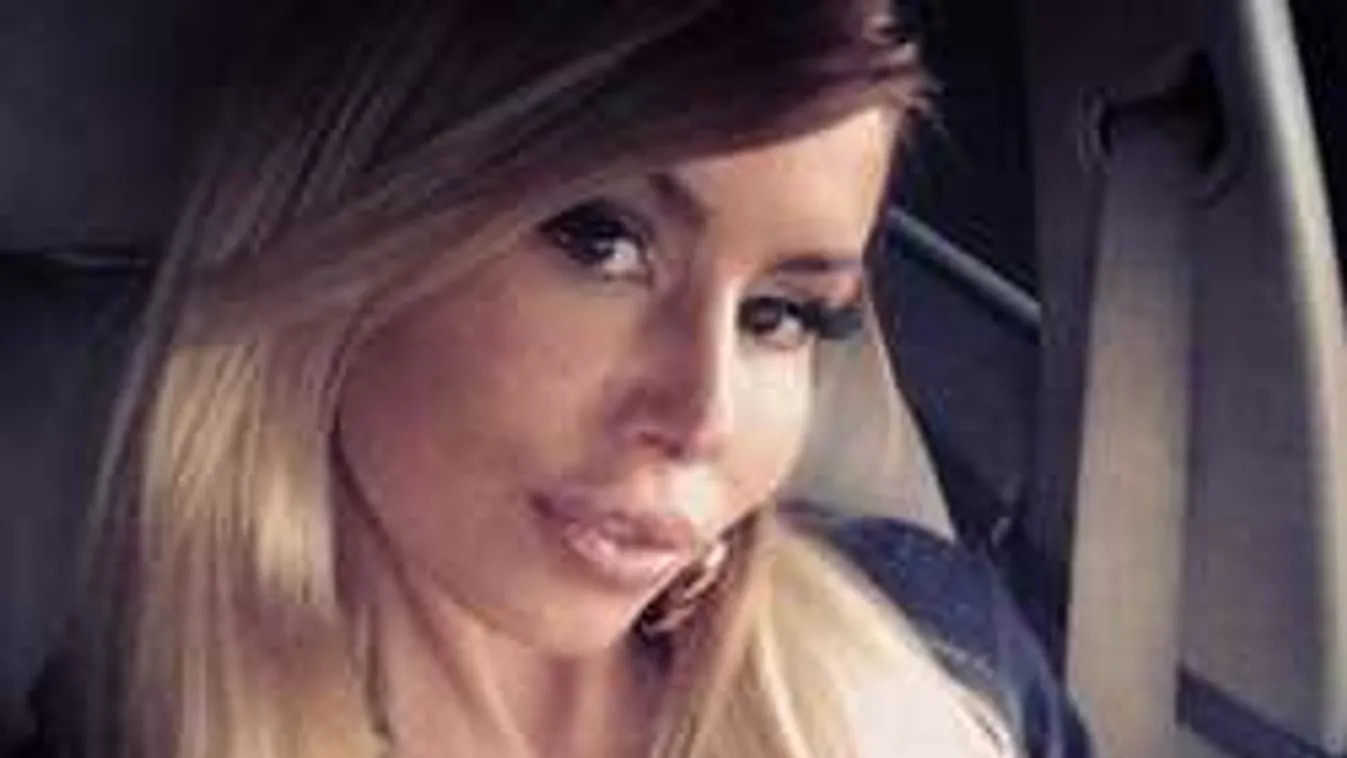 Széttett lábakkal, kibuggyanó mellekkel élvezkedik a magyar bombanő