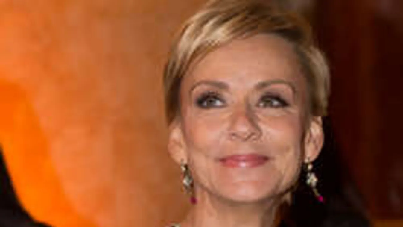 Ezt most miért? Tinilánnyá retusálták Jakupcseket!