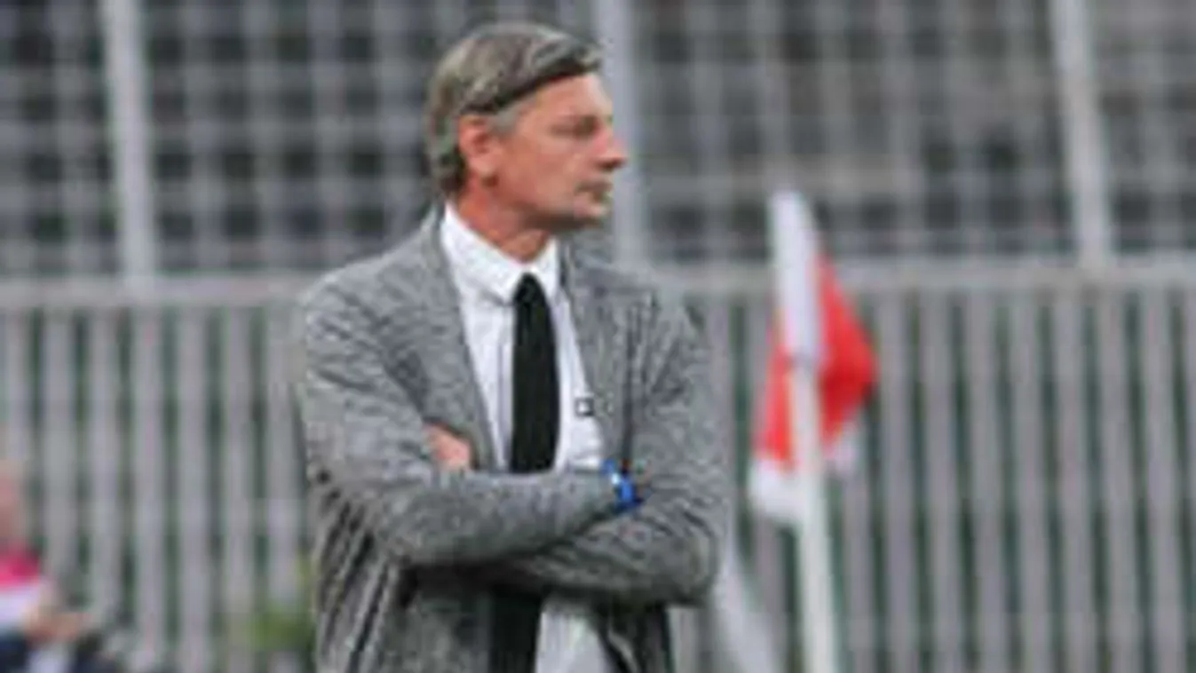 Vetkőztek a kislányok, mégis marad a csapat edzője