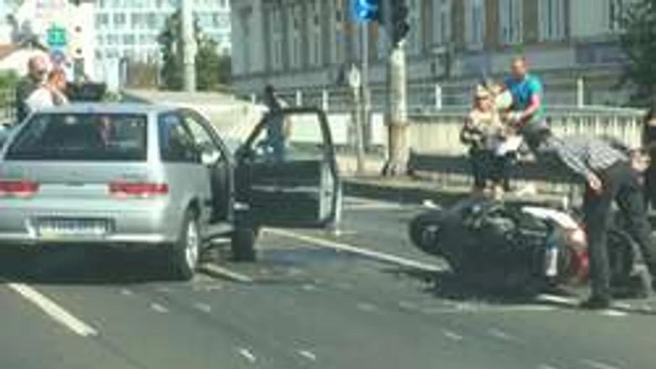 Brutális képek: motoros csapódott az autónak a Duna Plázánál