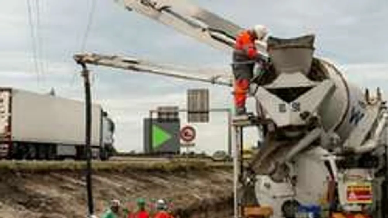 Épül a calais-i nagy fal az autópálya mindkét oldalán - videó