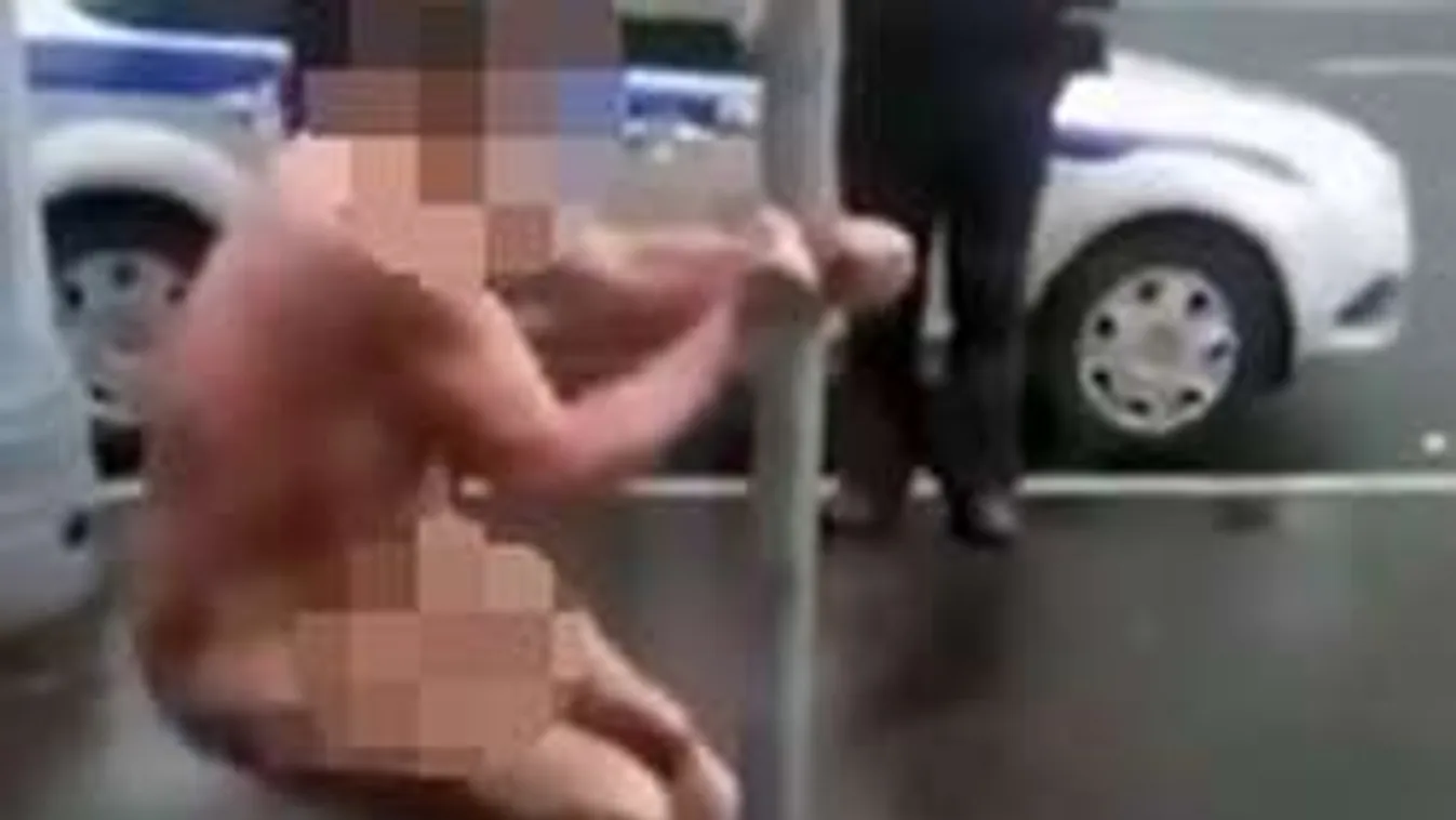 Nézd meg az oszlophoz bilincselt meztelen férfi táncát!