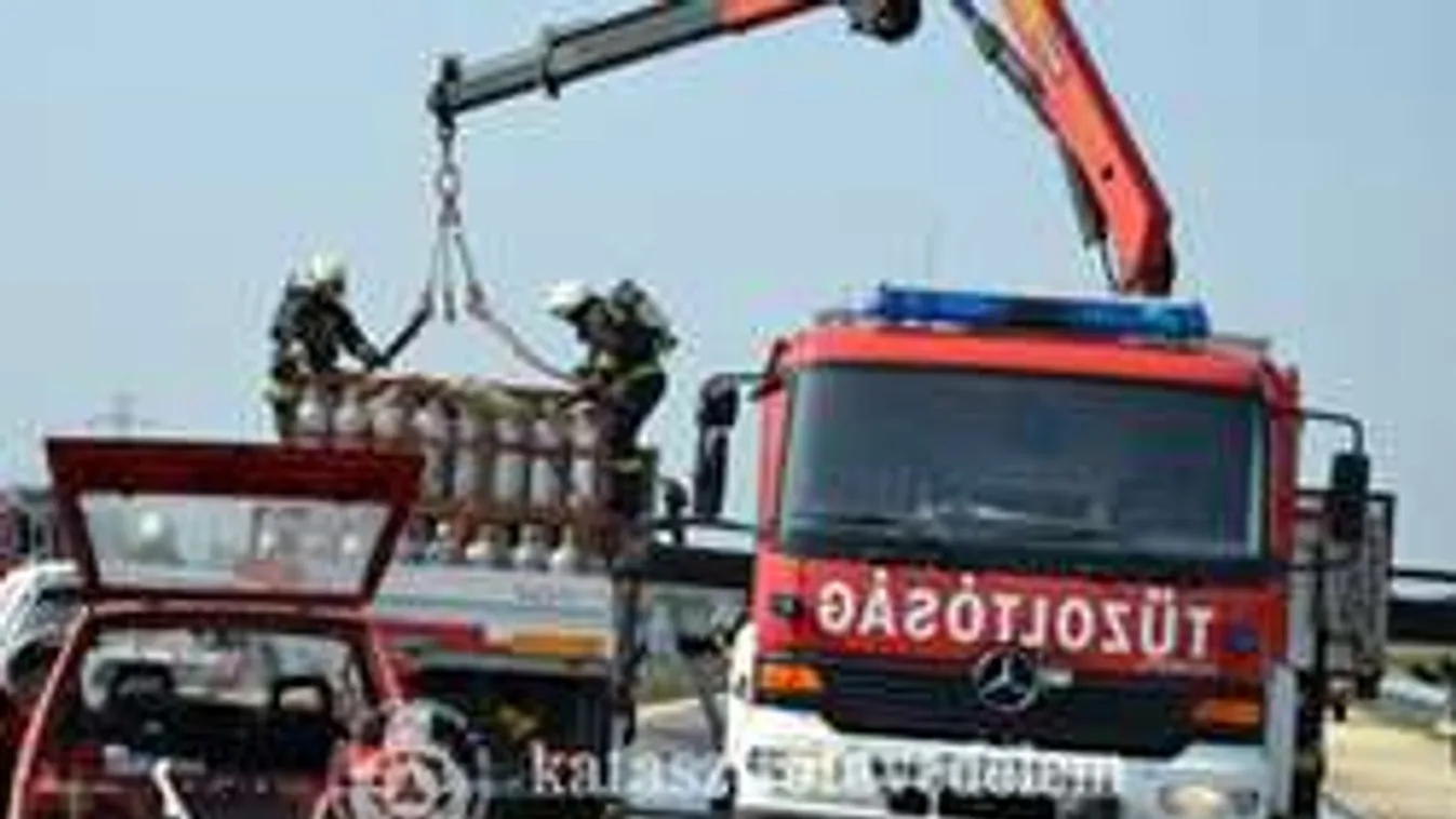 Súlyos baleset az M86-oson: gázpalackot szállító teherautó karambolozott - képek