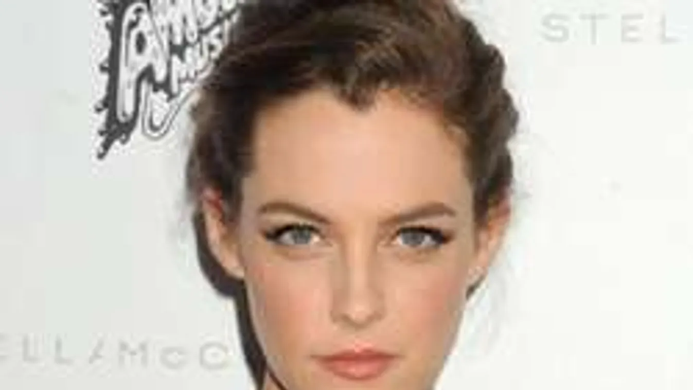 Először vetkőzött férjes asszonyként Elvis unokája