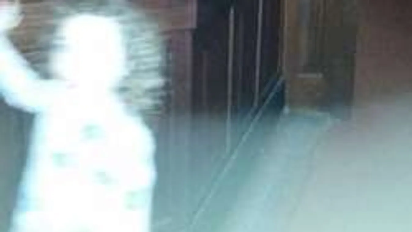 Félelmetes: szellem szeli át az utcát - videó