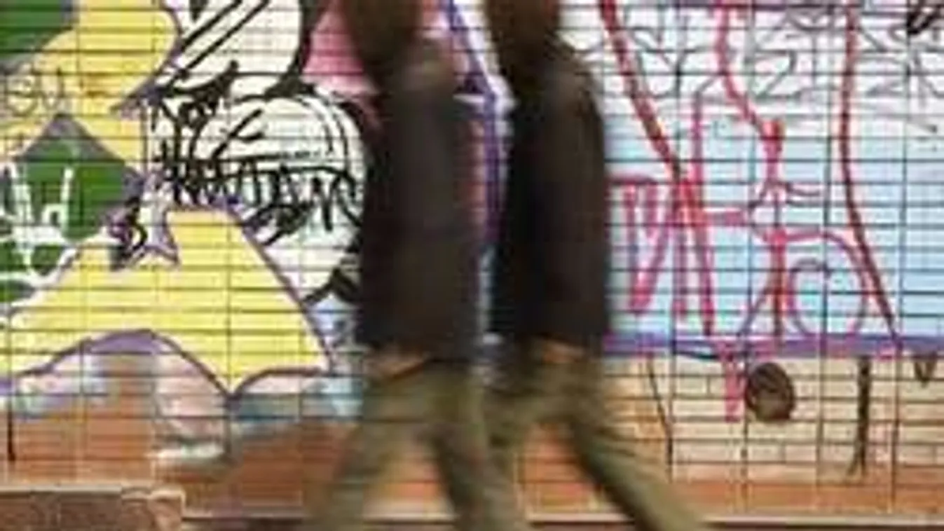 Meg fogunk kövezni téged és az anyádat is! - ordították a migránsok